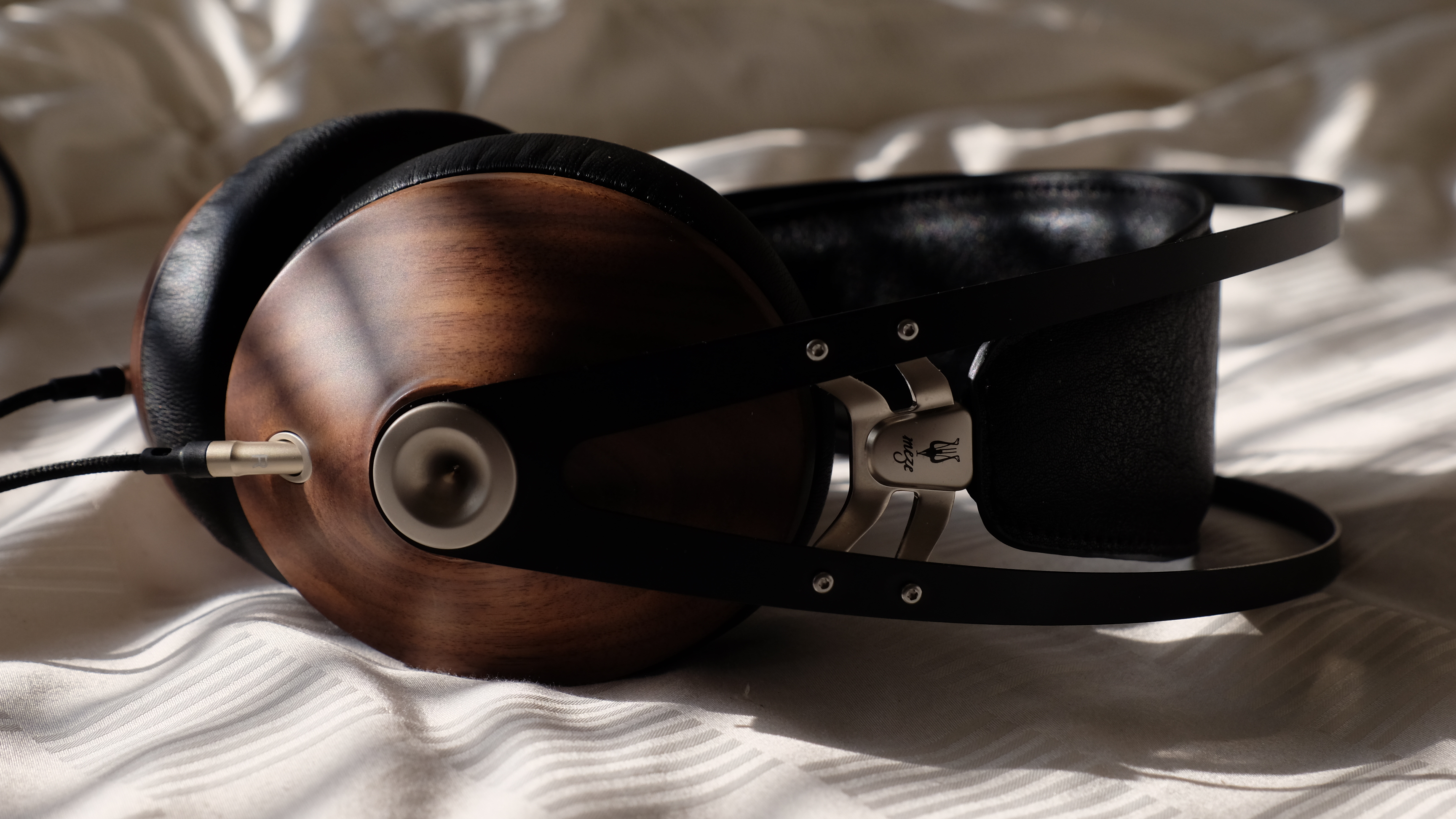 Meze 99 Classics Headphone Review – Quest to Find a Portable Over-Ear Headphone